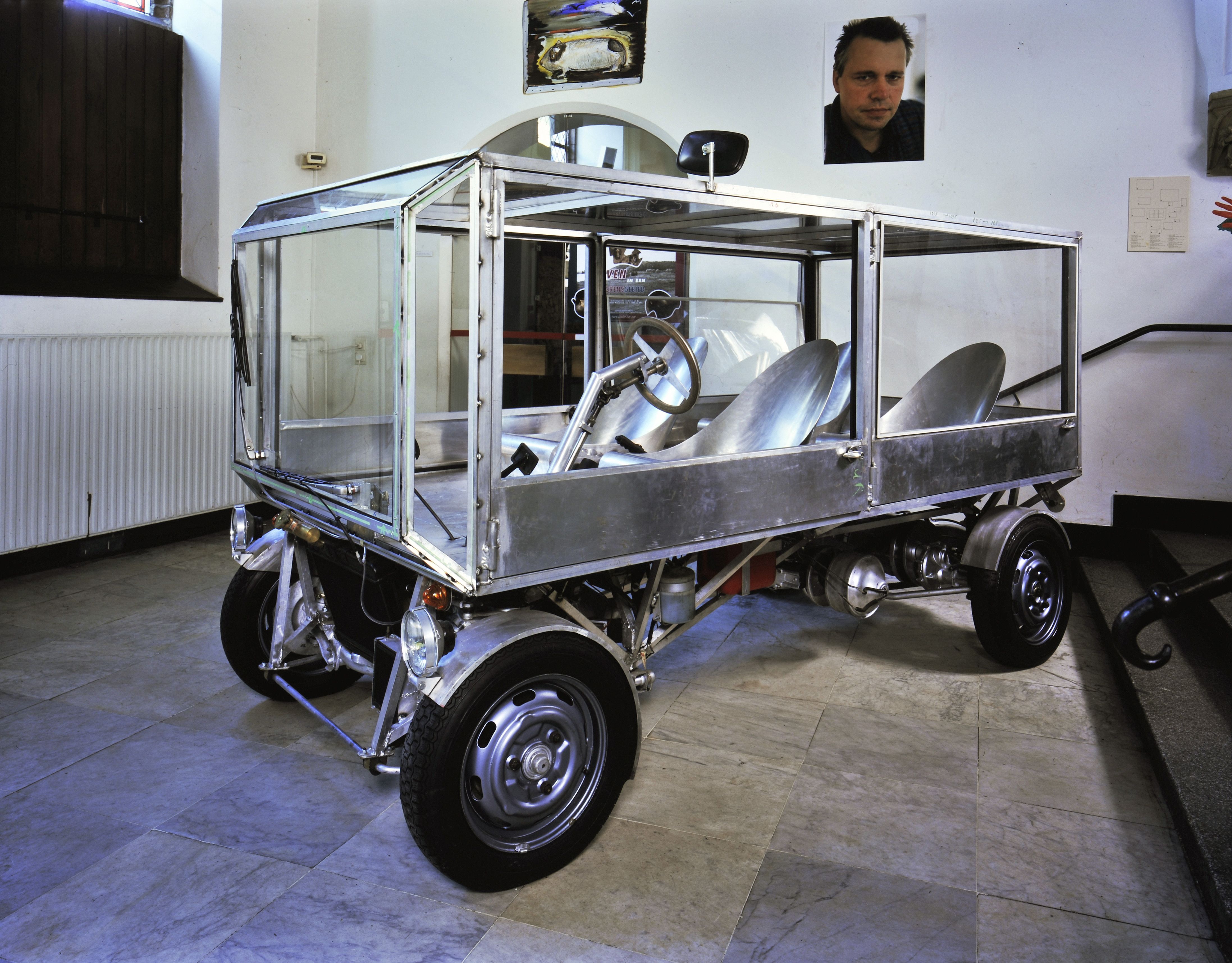 De Vierkante Auto (1994). Kunstenaar: John Körmeling