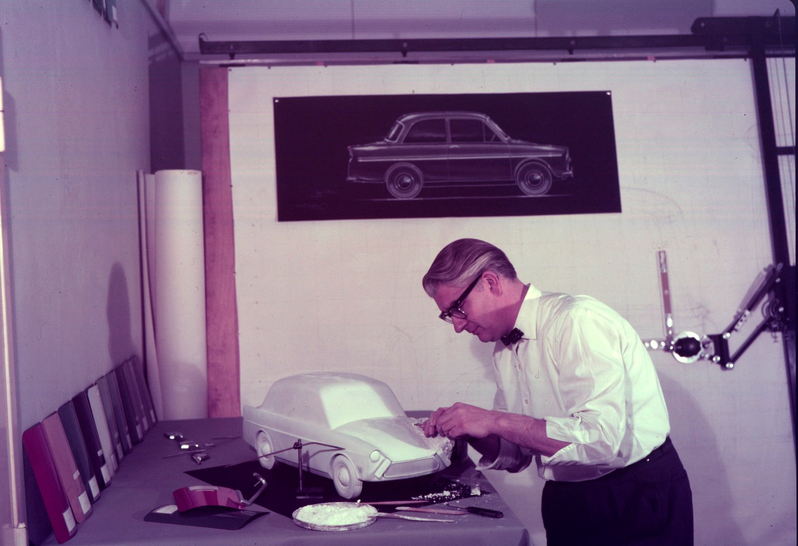 Designer of the Daf A-body: Willem van den Brink at work with a clay model of the Daf 600